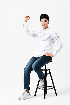 포토 JPG 스튜디오촬영 전신 응시 남자 허리손 의자 실내 한명 미소 사람 앉기 손짓 성인 옆모습 캐주얼 30대 손들기 주먹 한국인 걸터앉기 성인남자한명만 국내포토 1 시선 옷 뷰포인트 포즈 가구 모션 표정 동양인 내부 장년 남자한명만 성인남자만 파일형식