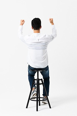 포토 JPG 스튜디오촬영 전신 남자 의자 실내 한명 사람 앉기 손짓 성인 뒷모습 캐주얼 30대 손들기 파이팅 주먹 한국인 걸터앉기 성인남자한명만 국내포토 1 옷 뷰포인트 가구 모션 동양인 내부 장년 남자한명만 성인남자만 파일형식