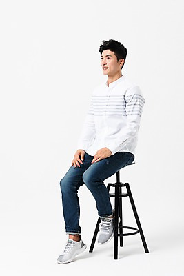 포토 JPG 스튜디오촬영 전신 응시 남자 의자 실내 한명 미소 사람 앉기 성인 옆모습 캐주얼 30대 한국인 걸터앉기 성인남자한명만 국내포토 1 시선 옷 뷰포인트 가구 모션 표정 동양인 내부 장년 남자한명만 성인남자만 파일형식