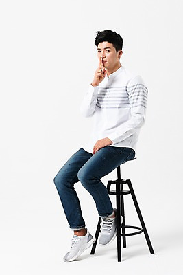 포토 JPG 스튜디오촬영 전신 응시 남자 포즈 의자 실내 한명 사람 앉기 손짓 성인 옆모습 캐주얼 30대 한국인 검지손가락 쉿 걸터앉기 성인남자한명만 국내포토 1 시선 옷 뷰포인트 가구 손가락 모션 동양인 내부 장년 조용 남자한명만 성인남자만 파일형식