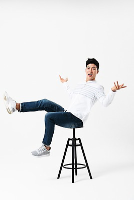 포토 JPG 스튜디오촬영 전신 응시 남자 의자 팔벌리기 실내 한명 미소 사람 앉기 성인 옆모습 캐주얼 30대 놀람 한국인 다리들기 성인남자한명만 국내포토 1 시선 옷 감정 뷰포인트 가구 모션 표정 동양인 내부 장년 남자한명만 성인남자만 파일형식