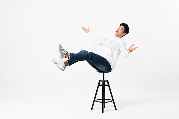 포토 JPG 스튜디오촬영 전신 응시 남자 의자 팔벌리기 실내 한명 미소 사람 앉기 성인 옆모습 캐주얼 30대 놀람 한국인 다리들기 성인남자한명만 국내포토 1 시선 옷 감정 뷰포인트 가구 모션 표정 동양인 내부 장년 남자한명만 성인남자만 파일형식