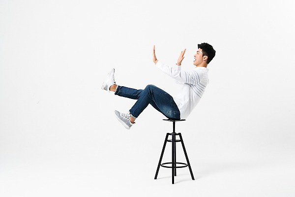 포토 JPG 스튜디오촬영 전신 응시 남자 포즈 의자 실내 손바닥 입벌림 한명 사람 앉기 성인 옆모습 캐주얼 30대 손들기 놀람 한국인 다리들기 성인남자한명만 국내포토 1 손 시선 옷 감정 뷰포인트 가구 모션 표정 동양인 내부 장년 남자한명만 성인남자만 파일형식