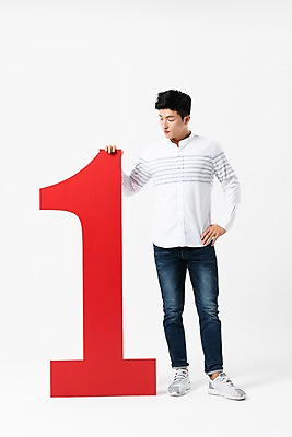 포토 JPG 스튜디오촬영 전신 1 응시 남자 허리손 실내 한명 서기 사람 성인 앞모습 캐주얼 30대 숫자 한국인 잡기 성인남자한명만 국내포토 문자 시선 옷 뷰포인트 포즈 모션 동양인 내부 장년 남자한명만 성인남자만 파일형식