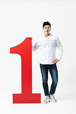 포토 JPG 스튜디오촬영 전신 1 응시 남자 허리손 실내 한명 서기 사람 성인 앞모습 캐주얼 30대 숫자 한국인 잡기 성인남자한명만 국내포토 문자 시선 옷 뷰포인트 포즈 모션 동양인 내부 장년 남자한명만 성인남자만 파일형식