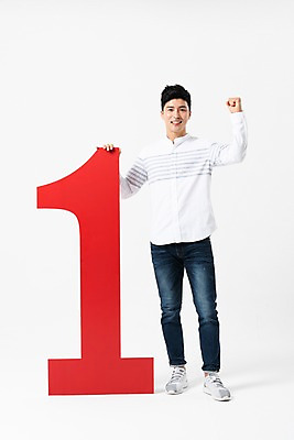 포토 JPG 스튜디오촬영 전신 1 응시 남자 실내 한명 서기 미소 사람 성인 앞모습 캐주얼 30대 숫자 손들기 파이팅 주먹 한국인 잡기 성인남자한명만 국내포토 문자 시선 옷 뷰포인트 모션 표정 동양인 내부 장년 남자한명만 성인남자만 파일형식