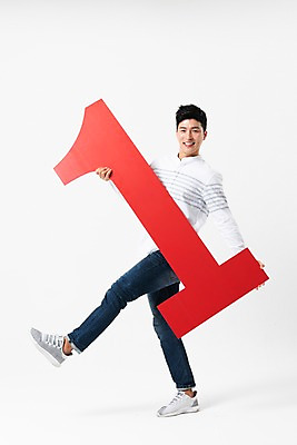 포토 JPG 스튜디오촬영 전신 1 응시 남자 실내 한명 서기 미소 들기 사람 성인 옆모습 캐주얼 30대 숫자 한국인 다리들기 성인남자한명만 국내포토 문자 시선 옷 뷰포인트 모션 표정 동양인 내부 장년 남자한명만 성인남자만 파일형식