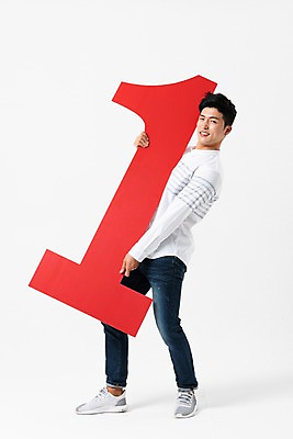 포토 JPG 스튜디오촬영 전신 1 응시 남자 실내 한명 서기 미소 들기 사람 성인 옆모습 캐주얼 30대 숫자 한국인 성인남자한명만 국내포토 문자 시선 옷 뷰포인트 모션 표정 동양인 내부 장년 남자한명만 성인남자만 파일형식