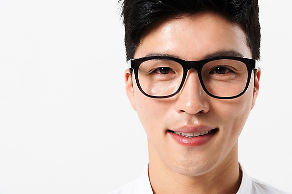 포토 JPG 스튜디오촬영 응시 남자 얼굴 실내 한명 미소 사람 근접촬영 상반신 성인 앞모습 캐주얼 30대 한국인 성인남자한명만 안경낌 국내포토 1 시선 옷 안경 뷰포인트 표정 동양인 내부 신체부위 장년 남자한명만 성인남자만 파일형식