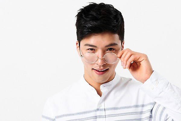 포토 JPG 스튜디오촬영 응시 남자 얼굴 실내 한명 미소 사람 근접촬영 상반신 성인 앞모습 캐주얼 30대 만지기 한국인 잡기 성인남자한명만 안경낌 국내포토 1 시선 옷 안경 뷰포인트 모션 표정 동양인 내부 신체부위 장년 남자한명만 성인남자만 파일형식