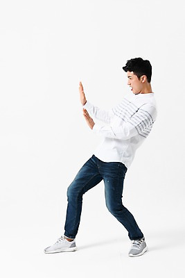 포토 JPG 스튜디오촬영 전신 응시 남자 포즈 실내 입벌림 한명 서기 사람 손짓 성인 옆모습 캐주얼 30대 손들기 한국인 밀기 힘듦 성인남자한명만 국내포토 1 시선 옷 뷰포인트 컨셉 모션 표정 동양인 내부 장년 남자한명만 성인남자만 파일형식 인종 남자만 성인만