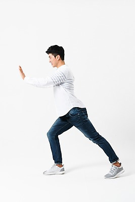 포토 JPG 스튜디오촬영 전신 응시 남자 실내 한명 서기 사람 손짓 성인 옆모습 캐주얼 30대 손들기 한국인 밀기 성인남자한명만 국내포토 1 시선 옷 뷰포인트 모션 동양인 내부 장년 남자한명만 성인남자만 파일형식