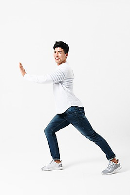 포토 JPG 스튜디오촬영 전신 응시 남자 포즈 실내 한명 서기 미소 사람 손짓 성인 옆모습 캐주얼 30대 손들기 한국인 밀기 성인남자한명만 국내포토 1 시선 옷 뷰포인트 모션 표정 동양인 내부 장년 남자한명만 성인남자만 파일형식 인종 남자만 성인만