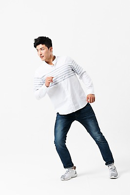 포토 JPG 스튜디오촬영 전신 응시 남자 포즈 실내 한명 서기 사람 경사 성인 앞모습 캐주얼 30대 한국인 밀기 성인남자한명만 국내포토 1 시선 옷 뷰포인트 모션 동양인 내부 장년 남자한명만 성인남자만 파일형식