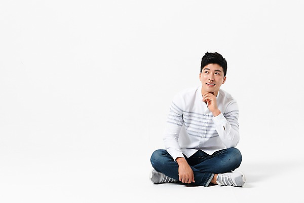 포토 JPG 스튜디오촬영 전신 응시 남자 생각 실내 한명 미소 사람 성인 앞모습 캐주얼 30대 턱괴기 한국인 가부좌 성인남자한명만 국내포토 1 시선 옷 뷰포인트 모션 표정 앉기 동양인 내부 장년 남자한명만 성인남자만 파일형식