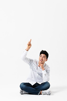 포토 JPG 스튜디오촬영 전신 남자 실내 한명 미소 사람 성인 앞모습 캐주얼 30대 턱괴기 한국인 검지손가락 올려보기 가리킴 가부좌 성인남자한명만 국내포토 1 옷 뷰포인트 손가락 모션 표정 앉기 동양인 손짓 내부 장년 남자한명만 성인남자만 파일형식