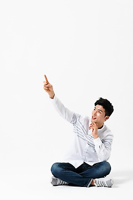 포토 JPG 스튜디오촬영 전신 응시 남자 실내 한명 미소 사람 성인 앞모습 캐주얼 30대 한국인 검지손가락 올려보기 가리킴 가부좌 성인남자한명만 국내포토 1 시선 옷 뷰포인트 손가락 모션 표정 앉기 동양인 손짓 내부 장년 남자한명만 성인남자만 파일형식