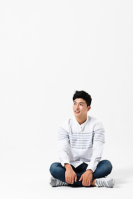포토 JPG 스튜디오촬영 전신 응시 남자 실내 한명 미소 사람 성인 앞모습 캐주얼 30대 한국인 올려보기 가부좌 성인남자한명만 국내포토 1 시선 옷 뷰포인트 모션 표정 앉기 동양인 내부 장년 남자한명만 성인남자만 파일형식