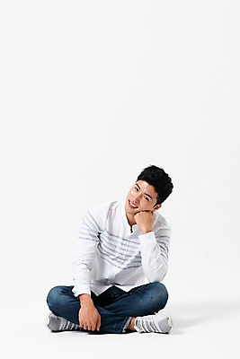 포토 JPG 스튜디오촬영 전신 응시 남자 실내 한명 미소 사람 성인 앞모습 캐주얼 30대 턱괴기 한국인 가부좌 성인남자한명만 국내포토 1 시선 옷 뷰포인트 모션 표정 앉기 동양인 내부 장년 남자한명만 성인남자만 파일형식