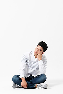 포토 JPG 스튜디오촬영 전신 응시 남자 생각 실내 한명 사람 성인 앞모습 캐주얼 30대 턱괴기 한국인 고민 가부좌 성인남자한명만 국내포토 1 시선 옷 감정 뷰포인트 모션 앉기 동양인 내부 장년 남자한명만 성인남자만 파일형식