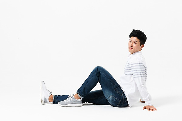 포토 JPG 스튜디오촬영 전신 응시 남자 실내 한명 사람 앉기 성인 옆모습 캐주얼 30대 한국인 성인남자한명만 무릎구부리기 국내포토 1 시선 옷 뷰포인트 포즈 모션 동양인 내부 장년 남자한명만 성인남자만 파일형식