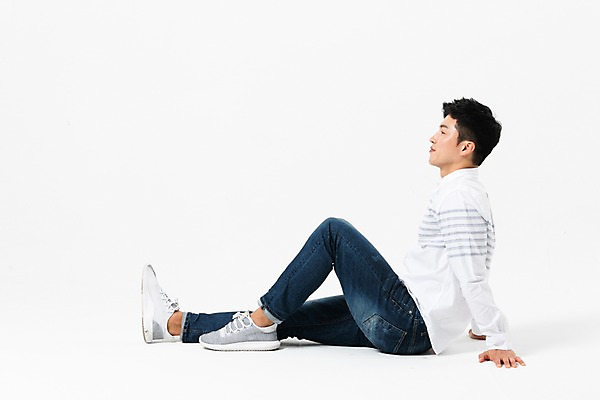 포토 JPG 스튜디오촬영 전신 응시 남자 실내 한명 사람 앉기 성인 옆모습 캐주얼 30대 한국인 성인남자한명만 무릎구부리기 국내포토 1 시선 옷 뷰포인트 포즈 모션 동양인 내부 장년 남자한명만 성인남자만 파일형식