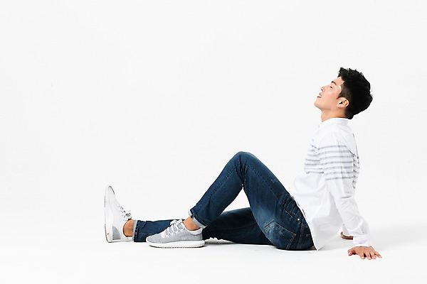 포토 JPG 스튜디오촬영 전신 남자 생각 휴식 실내 한명 사람 앉기 성인 옆모습 캐주얼 30대 눈감음 한국인 성인남자한명만 무릎구부리기 국내포토 1 옷 뷰포인트 포즈 컨셉 모션 동양인 내부 장년 남자한명만 성인남자만 파일형식