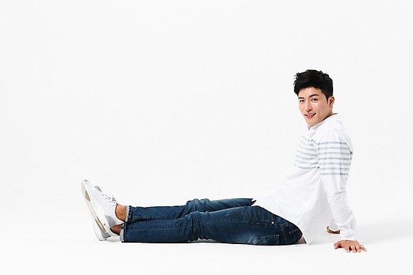 포토 JPG 스튜디오촬영 전신 응시 남자 실내 한명 미소 사람 앉기 성인 옆모습 캐주얼 30대 한국인 성인남자한명만 국내포토 1 시선 옷 뷰포인트 모션 표정 동양인 내부 장년 남자한명만 성인남자만 파일형식