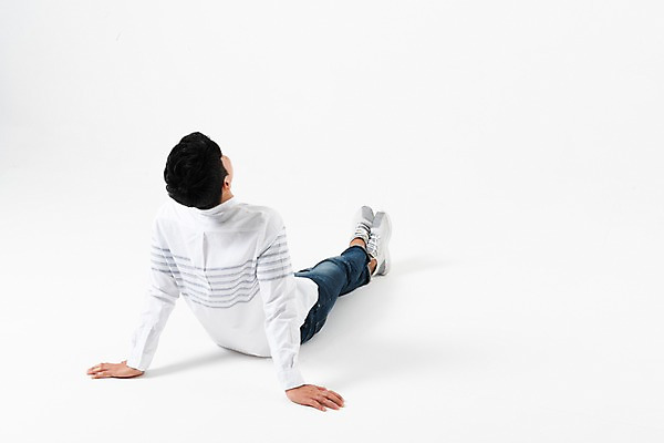 포토 JPG 스튜디오촬영 전신 남자 실내 한명 사람 앉기 성인 뒷모습 캐주얼 30대 한국인 올려보기 다리꼬기 성인남자한명만 국내포토 1 옷 뷰포인트 모션 동양인 내부 장년 남자한명만 성인남자만 파일형식