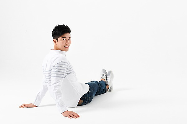 포토 JPG 스튜디오촬영 전신 응시 남자 실내 한명 미소 사람 앉기 성인 옆모습 캐주얼 30대 한국인 다리꼬기 뒤돌아보기 성인남자한명만 국내포토 1 시선 옷 뷰포인트 모션 표정 동양인 내부 장년 남자한명만 성인남자만 파일형식