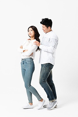 포토 JPG 스튜디오촬영 전신 커플 응시 여자 남자 실내 서기 미소 사람 성인 두명 옆모습 캐주얼 30대 팔짱 한국인 삐침 성인만 어깨에손 국내포토 시선 옷 감정 뷰포인트 관계 모션 표정 동양인 내부 장년 파일형식