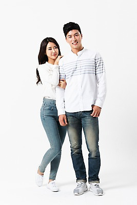 포토 JPG 스튜디오촬영 전신 커플 응시 여자 남자 실내 서기 미소 사람 성인 두명 앞모습 캐주얼 30대 팔짱 다정 한국인 성인만 어깨에손 국내포토 시선 옷 뷰포인트 컨셉 관계 모션 표정 동양인 내부 장년 파일형식