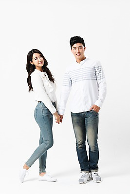 포토 JPG 스튜디오촬영 전신 커플 응시 여자 남자 실내 서기 미소 사람 성인 두명 앞모습 옆모습 캐주얼 30대 손잡기 한국인 주머니손 성인만 국내포토 시선 옷 뷰포인트 관계 모션 표정 동양인 내부 장년 파일형식