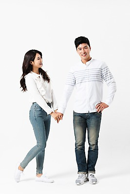 포토 JPG 스튜디오촬영 전신 커플 응시 여자 남자 허리손 실내 서기 미소 사람 성인 두명 앞모습 옆모습 캐주얼 30대 손잡기 한국인 성인만 국내포토 시선 옷 뷰포인트 포즈 관계 모션 표정 동양인 내부 장년 파일형식