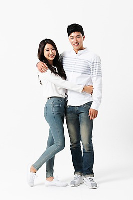 포토 JPG 스튜디오촬영 전신 커플 응시 여자 남자 안기 실내 서기 미소 사람 성인 두명 앞모습 옆모습 캐주얼 30대 다정 한국인 성인만 어깨에손 국내포토 시선 옷 뷰포인트 컨셉 관계 모션 표정 동양인 내부 장년 파일형식