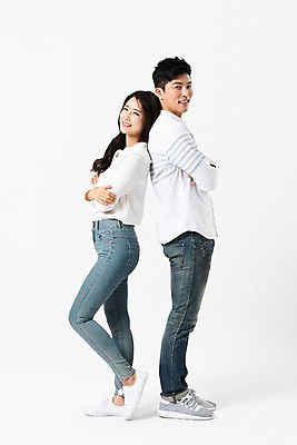 포토 JPG 스튜디오촬영 전신 커플 응시 여자 남자 실내 서기 미소 사람 성인 두명 옆모습 캐주얼 30대 팔짱 한국인 등맞대기 성인만 국내포토 시선 옷 뷰포인트 관계 모션 표정 동양인 내부 장년 파일형식