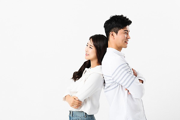 포토 JPG 스튜디오촬영 커플 응시 여자 남자 실내 서기 미소 사람 상반신 성인 두명 옆모습 캐주얼 30대 팔짱 한국인 등맞대기 성인만 국내포토 시선 옷 뷰포인트 관계 모션 표정 동양인 내부 장년 파일형식