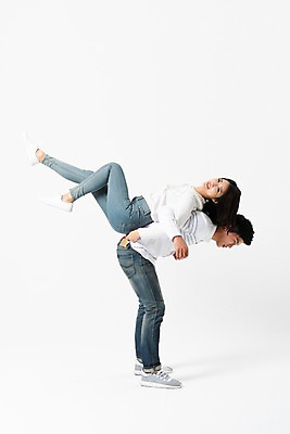 포토 JPG 스튜디오촬영 전신 커플 응시 여자 남자 실내 사람 성인 두명 옆모습 캐주얼 30대 한국인 등맞대기 즐거움 업기 다리들기 성인만 들어올리기 국내포토 시선 옷 감정 뷰포인트 관계 모션 동양인 내부 장년 파일형식