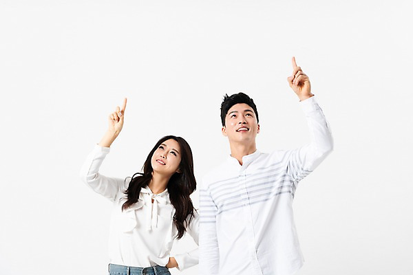 포토 JPG 스튜디오촬영 커플 응시 여자 남자 허리손 상상 실내 서기 미소 사람 손짓 상반신 성인 두명 앞모습 캐주얼 30대 한국인 검지손가락 올려보기 가리킴 성인만 국내포토 시선 옷 뷰포인트 포즈 손가락 관계 모션 표정 동양인 내부 장년 파일형식