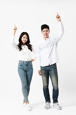 포토 JPG 스튜디오촬영 전신 커플 응시 여자 남자 허리손 실내 서기 미소 사람 손짓 성인 두명 앞모습 캐주얼 30대 한국인 검지손가락 가리킴 찌르기 성인만 국내포토 시선 옷 뷰포인트 포즈 손가락 관계 모션 표정 동양인 내부 장년 파일형식