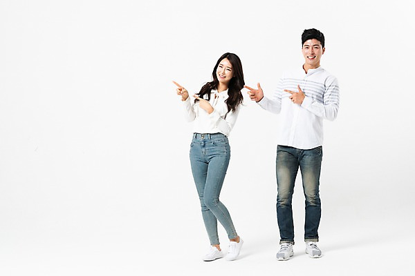 포토 JPG 스튜디오촬영 전신 커플 응시 여자 남자 실내 서기 미소 사람 손짓 성인 두명 앞모습 캐주얼 30대 한국인 가리킴 권총모양 사랑의총알 성인만 국내포토 시선 옷 뷰포인트 관계 모션 표정 동양인 내부 장년 파일형식