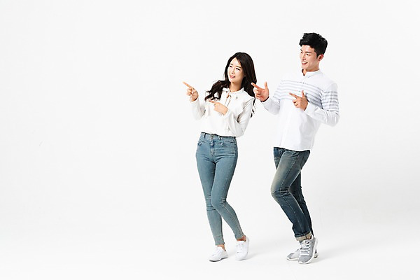 포토 JPG 스튜디오촬영 전신 커플 응시 여자 남자 실내 서기 미소 사람 손짓 성인 두명 옆모습 캐주얼 30대 한국인 가리킴 권총모양 사랑의총알 성인만 국내포토 시선 옷 뷰포인트 관계 모션 표정 동양인 내부 장년 파일형식