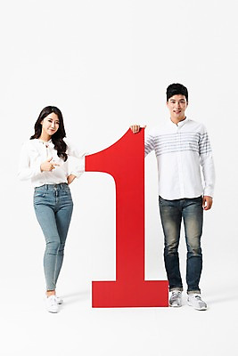 포토 JPG 스튜디오촬영 전신 1 커플 응시 여자 남자 실내 서기 미소 사람 손짓 성인 두명 앞모습 캐주얼 30대 숫자 한국인 가리킴 잡기 성인만 국내포토 문자 시선 옷 뷰포인트 관계 모션 표정 동양인 내부 장년 파일형식