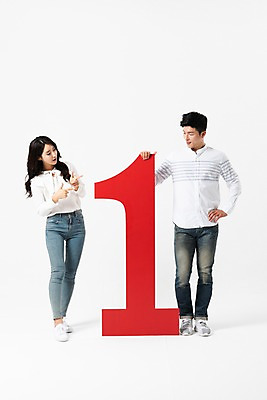 포토 JPG 스튜디오촬영 전신 1 커플 응시 여자 남자 허리손 실내 서기 사람 손짓 성인 두명 앞모습 캐주얼 30대 숫자 한국인 가리킴 잡기 권총모양 사랑의총알 성인만 국내포토 문자 시선 옷 뷰포인트 포즈 관계 모션 동양인 내부 장년 파일형식