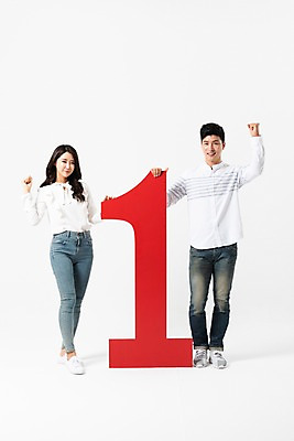 포토 JPG 스튜디오촬영 전신 1 커플 응시 여자 남자 실내 서기 미소 사람 성인 두명 앞모습 캐주얼 30대 숫자 손들기 파이팅 주먹 한국인 잡기 성인만 국내포토 문자 시선 옷 뷰포인트 관계 모션 표정 동양인 내부 장년 파일형식