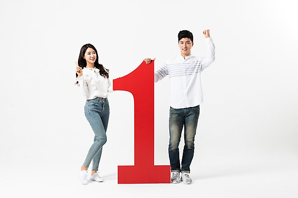 포토 JPG 스튜디오촬영 전신 1 커플 응시 여자 남자 실내 서기 미소 사람 성인 두명 앞모습 캐주얼 30대 숫자 손들기 파이팅 주먹 한국인 검지손가락 잡기 성인만 국내포토 문자 시선 옷 뷰포인트 손가락 관계 모션 표정 동양인 내부 장년 파일형식