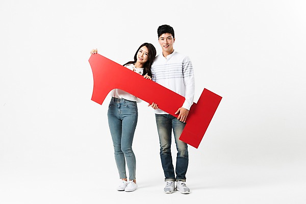 포토 JPG 스튜디오촬영 전신 1 커플 응시 여자 남자 실내 서기 미소 들기 사람 성인 두명 앞모습 캐주얼 30대 숫자 기댐 한국인 성인만 국내포토 문자 시선 옷 뷰포인트 관계 모션 표정 동양인 내부 장년 파일형식