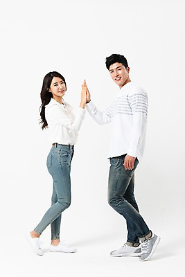 포토 JPG 스튜디오촬영 전신 커플 응시 여자 남자 실내 서기 미소 사람 손짓 성인 두명 옆모습 캐주얼 30대 마주보기 한국인 하이파이브 손모으기 성인만 국내포토 시선 옷 뷰포인트 관계 모션 표정 동양인 내부 장년 파일형식