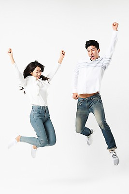 포토 JPG 스튜디오촬영 전신 커플 응시 여자 남자 실내 미소 사람 성인 두명 앞모습 옆모습 캐주얼 30대 손들기 점프 주먹 한국인 즐거움 성인만 국내포토 시선 옷 감정 뷰포인트 관계 모션 표정 동양인 내부 장년 파일형식