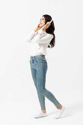 포토 JPG 스튜디오촬영 전신 응시 여자 실내 한명 서기 미소 사람 성인 옆모습 캐주얼 30대 헤드셋 음악감상 듣기 만지기 한국인 청바지 잡기 성인여자한명만 국내포토 1 시선 옷 뷰포인트 음향기기 바지 모션 표정 동양인 내부 장년 헤드폰 감상 여자한명만 성인여자만 파일형식